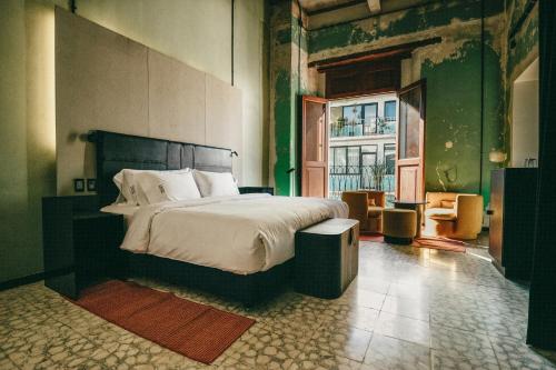 瓦哈卡市Pug Seal Oaxaca的一间卧室设有一张床和一个大窗户