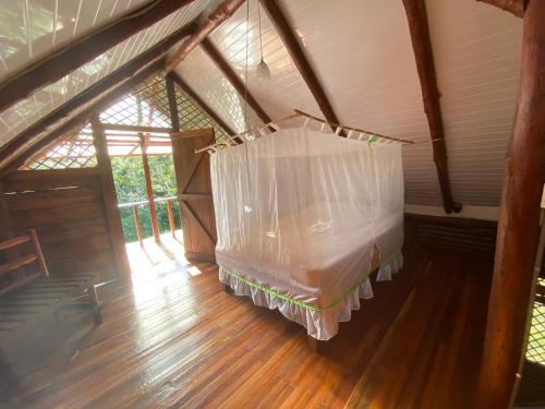 萨拉皮基Eco Guest House- Sarapiquí 2的阁楼间 - 带一张带蚊帐的床