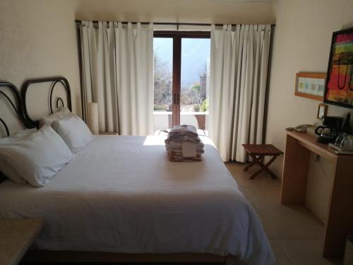 迪坡斯特兰豪斯特德拉卢斯 - 豪丽思缇客Spa度假酒店的卧室设有一张白色大床和一扇窗户。