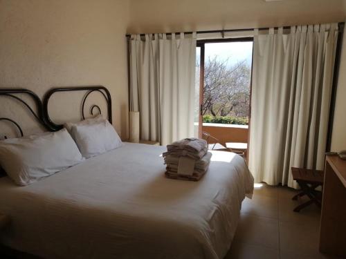 迪坡斯特兰豪斯特德拉卢斯 - 豪丽思缇客Spa度假酒店的一间酒店客房,配有一张带袋子的床