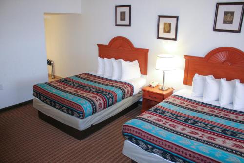 The Classic Desert Aire Hotel客房内的一张或多张床位