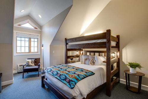 The Bivvi Hostel Telluride客房内的一张或多张床位