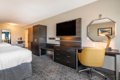 卡莱尔Holiday Inn Express & Suites - Carlisle Southwest I-81, an IHG Hotel的酒店客房配有一张床、一张书桌和一台电视。