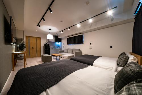 大阪STAY IN YEBISU的酒店客房带两张床和一个客厅