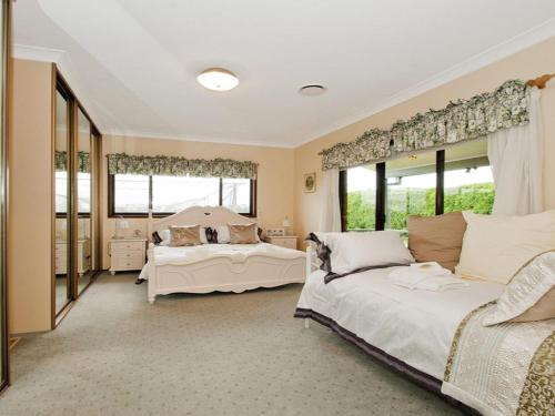 ExeterHope的一间卧室设有两张床和两个窗户。