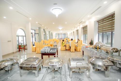宁平MOMALI Hotel Ninh Binh的一间医院,房间里摆放着黄色的椅子和桌子