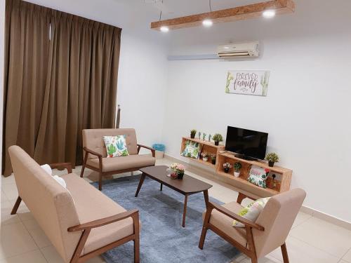 迪沙鲁Desaru KTV Natural wood style by Joyfully 31A7的客厅配有椅子、电视和桌子