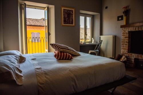 内伊韦Boutique Hotel Al Palazzo Rosso的一间卧室配有一张大床和两个枕头