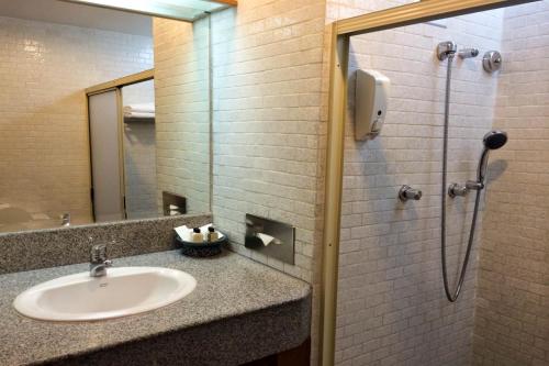 华欣华欣斯里酒店的一间带水槽和淋浴的浴室