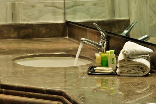 坎佩切坎佩切洛佩斯酒店的浴室水槽和水龙头,水从外面流出来