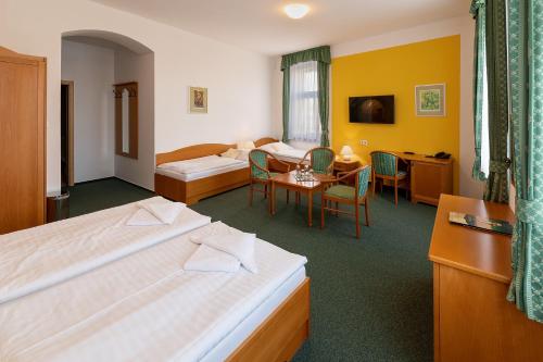 克多瓦普兰纳Hotel U Sládka的酒店客房配有两张床和一张书桌