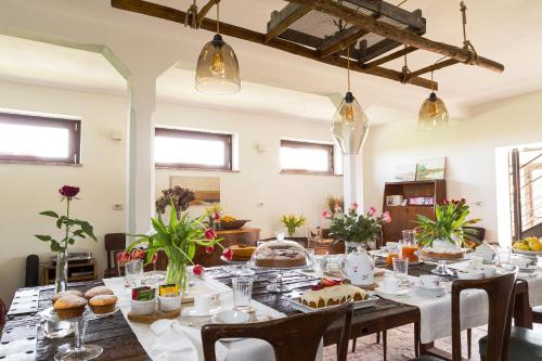 阿德里亚Bed & Breakfast Corte Zen的用餐室配有餐桌和食物