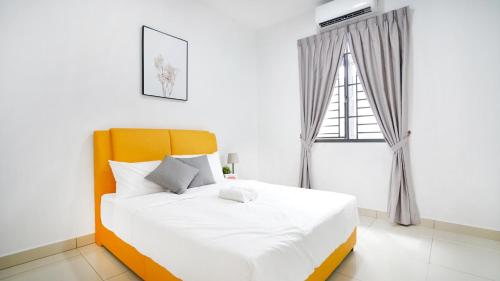迪沙鲁Desaru Home Feel Theme by Joyfully 13M1的一间卧室配有一张带白色床单的床和一扇窗户。