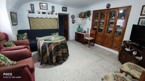 Los CarrionesCueva de la abuela的中间设有带桌子的客厅