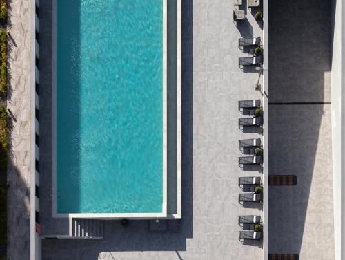 利马索尔ONLY Boutique Suites & Residences的大楼游泳池的顶部景色