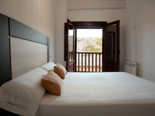 阿尔巴拉辛Apartamento Subida Las Torres的卧室配有一张大白色床和窗户