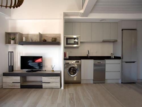阿尔巴拉辛Apartamento Subida Las Torres的一间厨房,在房间内配有洗衣机和烘干机