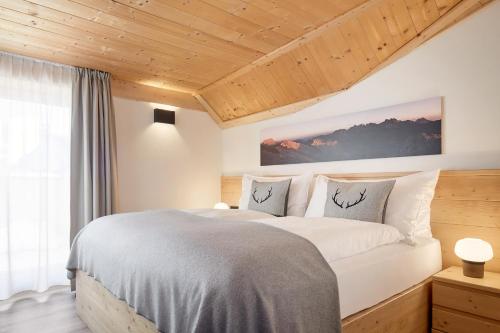 科尔福索Residence Settsass的一间卧室设有一张带木制天花板的大床