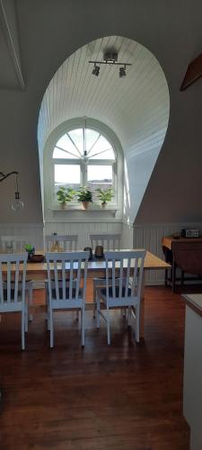 乌拉勒德Gällared 710 - Bed & Kitchen的一间带桌椅和窗户的用餐室