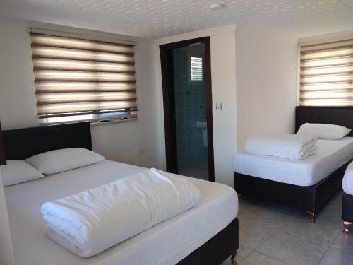阿克恰科贾Deniz Yıldızı Pansiyon的一间卧室设有两张床和淋浴。