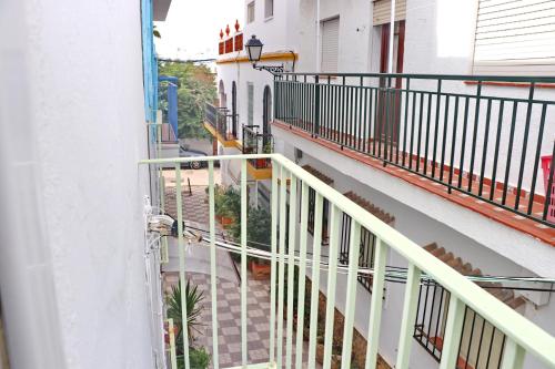 科尼尔-德拉弗龙特拉Habitación Cañaveral Playa Conil II的从大楼的阳台上可欣赏到风景。