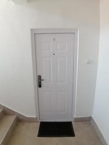 索科矿泉村Apartman Marko的一间黑门垫的房间里的一个白色门