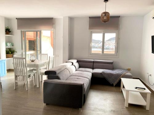 圣何塞Apartamentos El Puerto的客厅配有沙发和桌子