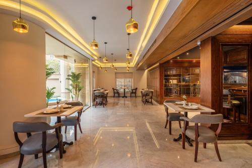 开罗Maran Residence的一间在房间内配有桌椅的餐厅