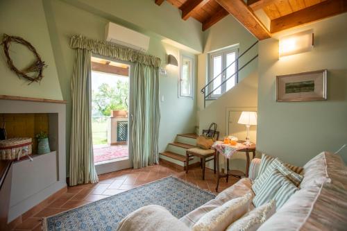 Bassano in TeverinaL'Olivo Country Resort & SPA的带沙发和窗户的客厅