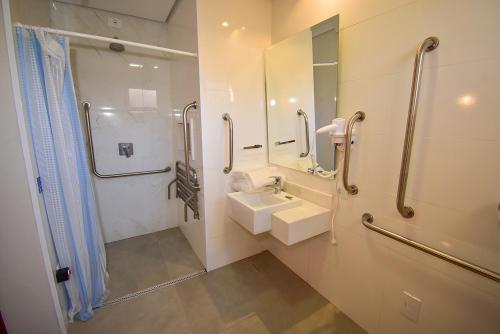 布拉干萨-保利斯塔维拉圣奥古斯丁酒店的一间带水槽和镜子的浴室