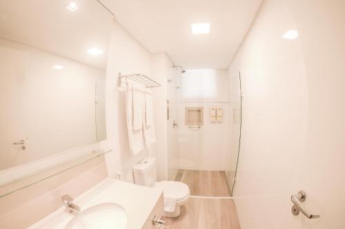 皮拉图巴Hotel Vila Germânica的白色的浴室设有卫生间和淋浴。