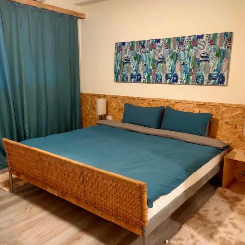台东老余民宿的一间卧室配有一张带蓝色床单的大床