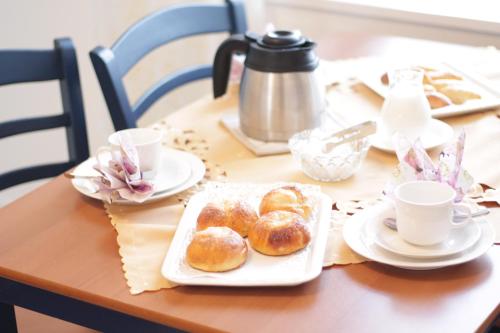 NivalaJokihovi的一张桌子,上面放着一盘甜甜圈和咖啡