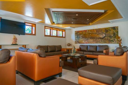 塞古罗港波尔图瑙斯普拉艾酒店的带沙发和平面电视的客厅
