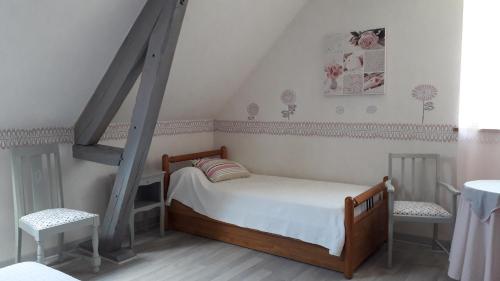 RilléGîte La Fortaiserie的一间小卧室,配有一张床和两把椅子