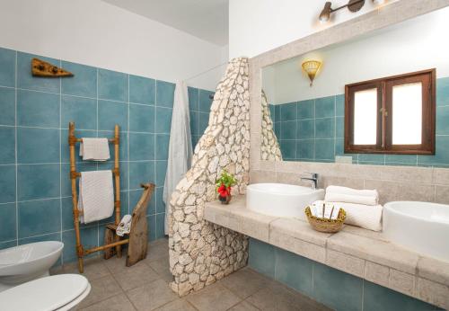 吉汶瓦姆维精品度假村的浴室配有2个盥洗盆和1个浴缸。