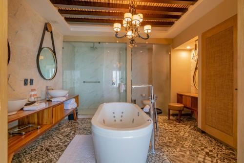 Torre Lucerna Hotel Ensenada的一间浴室