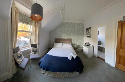 ColintraiveThe Colintraive的一间卧室设有一张大床和一个窗户。