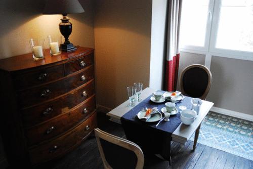 哈瑟尔特德斯鲁斯别墅住宿加早餐酒店的一间带桌椅和梳妆台的用餐室