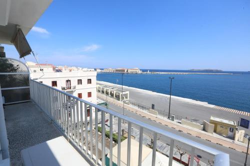 埃尔莫波利斯Welcome Home Syros Port Apartment的海景阳台。