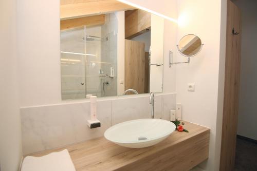 贝希特斯加登贝希特斯加登艾尔斌酒店的浴室设有白色水槽和镜子