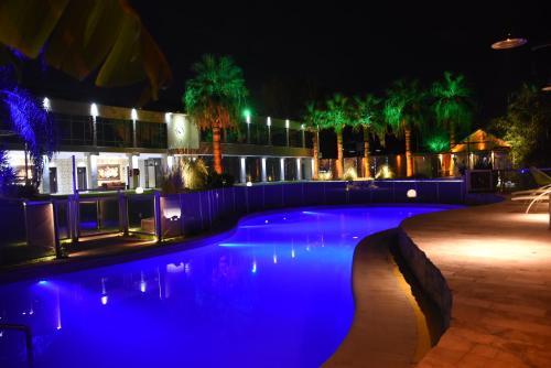 圣胡安维纳斯戴尔索尔酒店的夜晚的游泳池,灯光蓝色