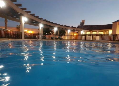 埃莫西约CASA PONIENTE的夜间酒店游泳池
