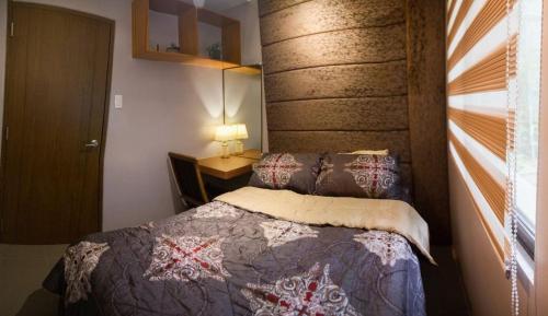 马尼拉2 Bedroom Condo Unit Fully Furnished的一间卧室设有一张床和一个窗口
