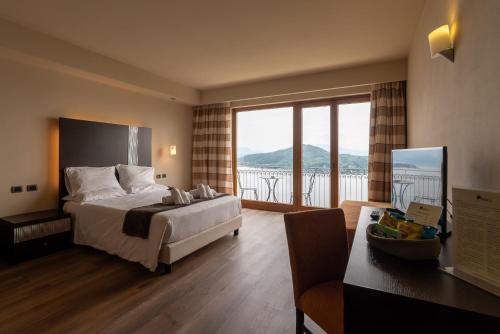 阿罗纳圣卡洛餐厅酒店的一间卧室设有一张床和一个美景阳台