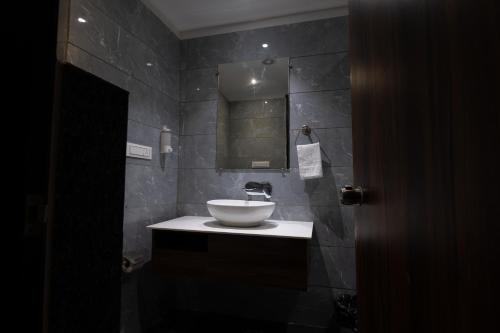 阿姆利则AH1 Hotel的一间带水槽和镜子的浴室