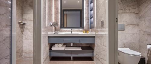 欧库卡拉Mylome Luxury Hotel & Resort - Ultra All Inclusive的一间带水槽和卫生间的浴室
