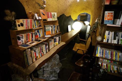 长野全球跋涉晚餐加住宿夯土旅馆的书店,书架上装满了书