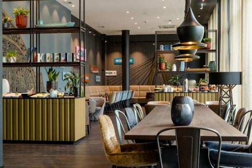 科隆科隆韦德集市一号汽车旅馆的餐厅配有木桌和椅子