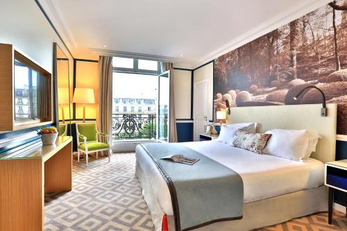 巴黎巴黎香榭丽舍辉盛阁国际公寓的酒店客房设有一张床和一个大窗户